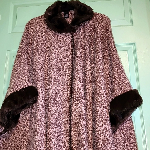 Brown/Cream Cape (One Size) Very Cute - Like New - Warm but Lightweight - Picture 6 of 8